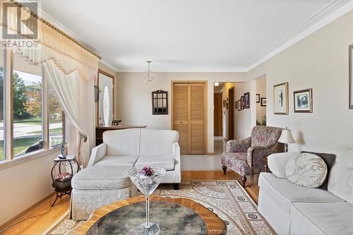 860 Wallace, Windsor, ON - Indoor Photo Showing Living Room