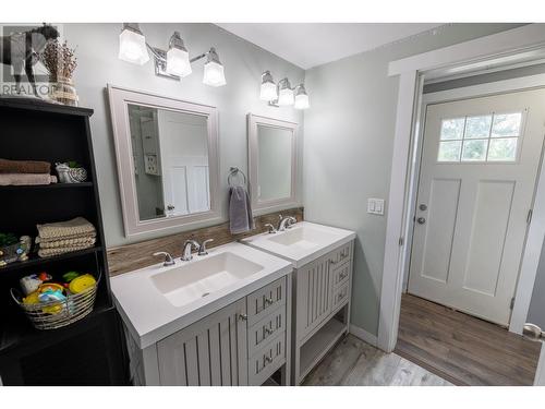 3657 Fisher Road, Prince George, BC - Indoor Photo Showing Bathroom