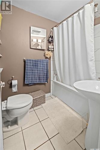 2215 Harvey Street, Regina, SK - Indoor Photo Showing Bathroom