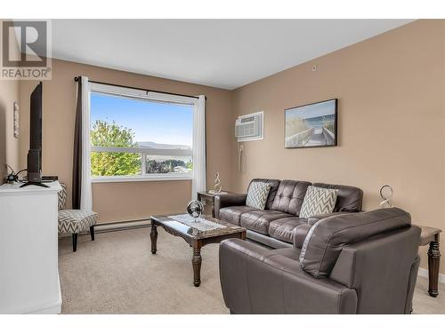 778 Rutland Road Unit# 402, Kelowna, BC - Indoor Photo Showing Living Room