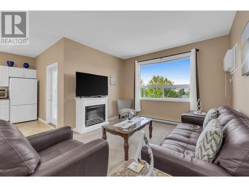 778 Rutland Road Unit# 402, Kelowna, BC - Indoor Photo Showing Living Room With Fireplace