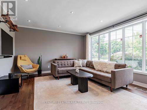 382 Lynett Crescent, Richmond Hill (Crosby), ON - Indoor Photo Showing Living Room