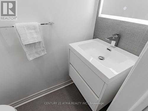 382 Lynett Crescent, Richmond Hill (Crosby), ON - Indoor Photo Showing Bathroom