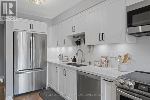 584 Ashprior Avenue, Mississauga (Hurontario), ON - Indoor Photo Showing Kitchen With Stainless Steel Kitchen With Double Sink With Upgraded Kitchen