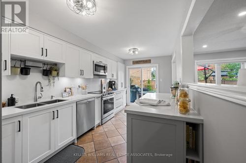 584 Ashprior Avenue, Mississauga (Hurontario), ON - Indoor Photo Showing Kitchen With Double Sink With Upgraded Kitchen