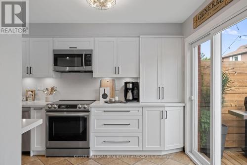 584 Ashprior Avenue, Mississauga (Hurontario), ON - Indoor Photo Showing Kitchen With Upgraded Kitchen