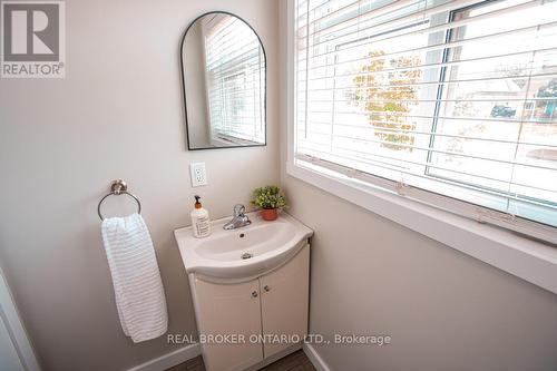 B - 489 East Avenue, Kitchener, ON - Indoor Photo Showing Bathroom