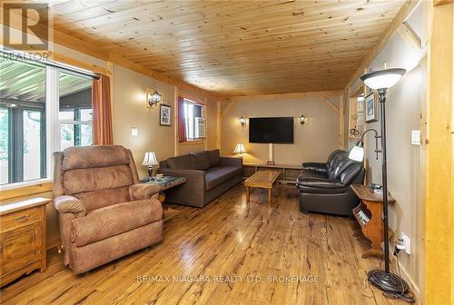 12264 Brawn Road, Port Colborne, ON - Indoor Photo Showing Living Room