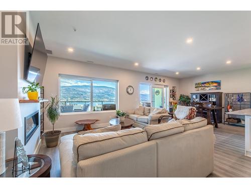 800 Vista Park Unit# 822, Penticton, BC - Indoor Photo Showing Living Room With Fireplace