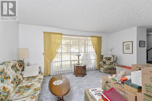 1745 Queen St E, Sault Ste. Marie, ON - Indoor Photo Showing Living Room