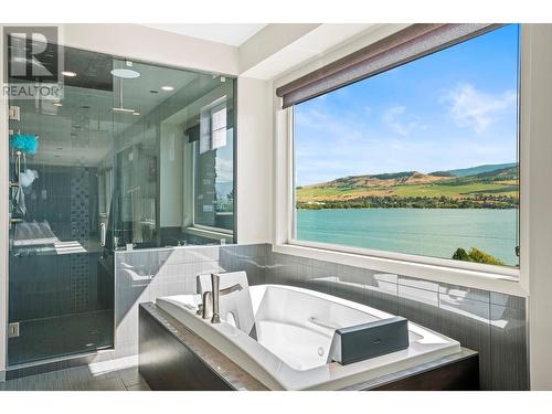 7486 Tronson Road, Vernon, BC - Indoor Photo Showing Bathroom