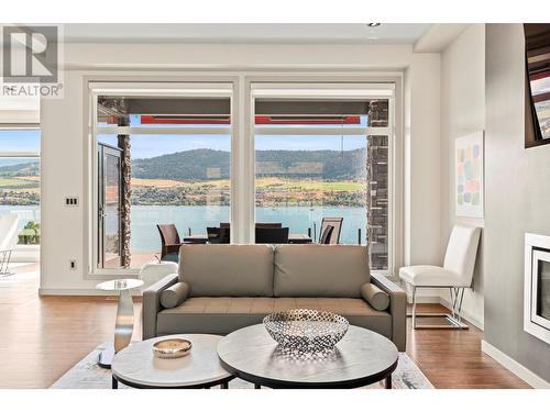 7486 Tronson Road, Vernon, BC - Indoor Photo Showing Living Room