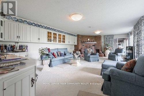 115 Lake Road E, Puslinch, ON - Indoor Photo Showing Living Room