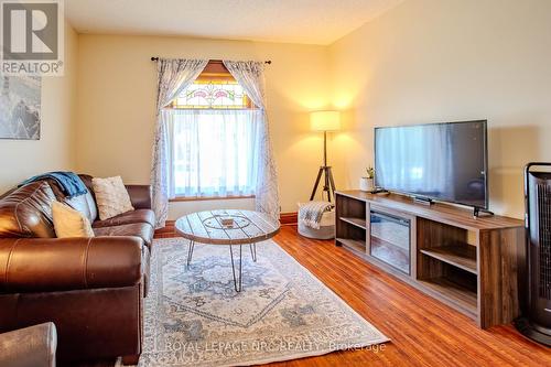 51 Phipps Street, Fort Erie, ON - Indoor Photo Showing Living Room