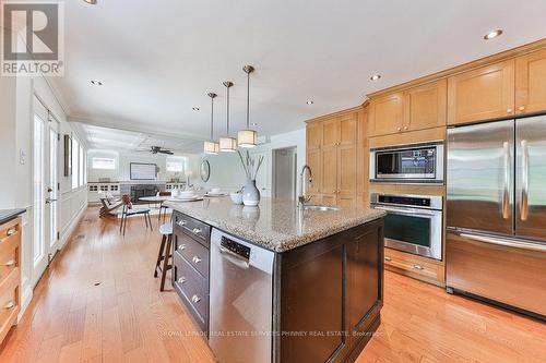 4456 Hawthorne Drive, Burlington (Shoreacres), ON - Indoor Photo Showing Kitchen With Upgraded Kitchen