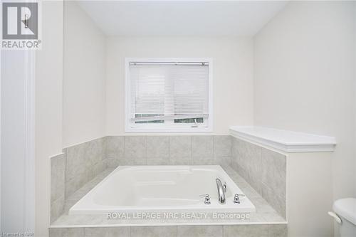 7739 Dockweed Drive, Niagara Falls, ON - Indoor Photo Showing Bathroom