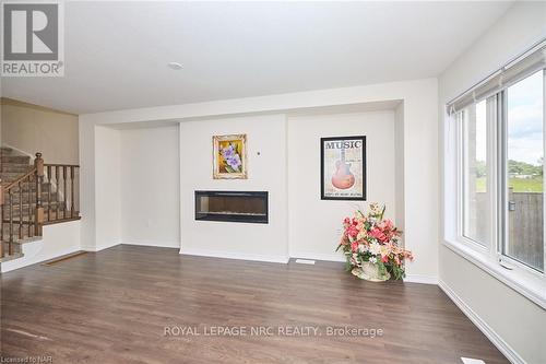 7739 Dockweed Drive, Niagara Falls, ON - Indoor Photo Showing Living Room With Fireplace