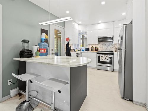 909 Mcmillan Avenue, Winnipeg, MB - Indoor Photo Showing Kitchen With Upgraded Kitchen