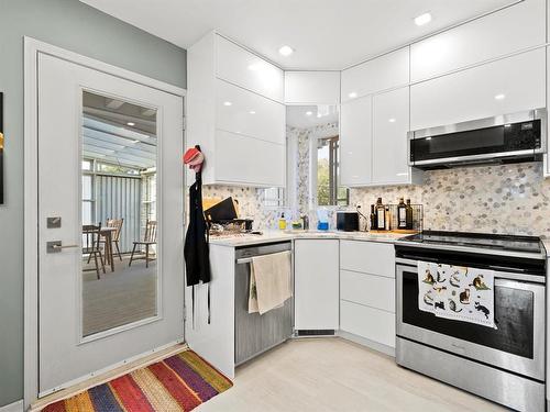 909 Mcmillan Avenue, Winnipeg, MB - Indoor Photo Showing Kitchen