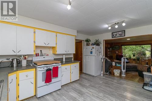 1781 Herd Rd, Duncan, BC - Indoor Photo Showing Kitchen