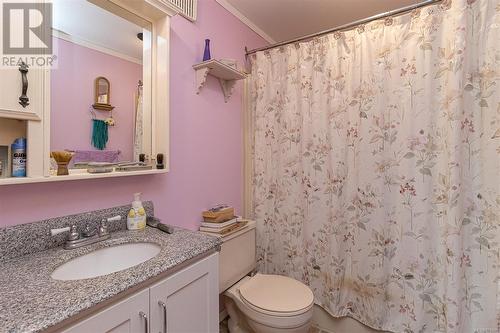 1781 Herd Rd, Duncan, BC - Indoor Photo Showing Bathroom