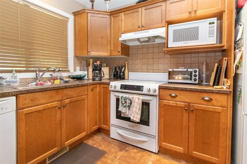 14-1342 Shaunna Road, Kelowna, BC - Indoor Photo Showing Kitchen With Double Sink