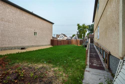 398 Thames Ave, Winnipeg, MB 