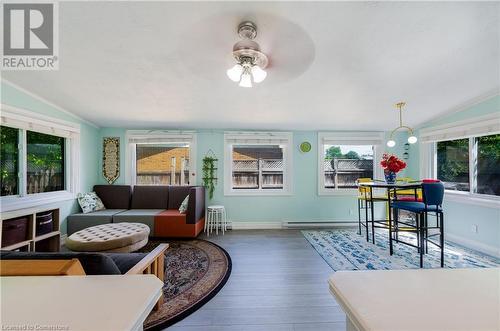 32 Base Line Road E, London, ON - Indoor Photo Showing Living Room