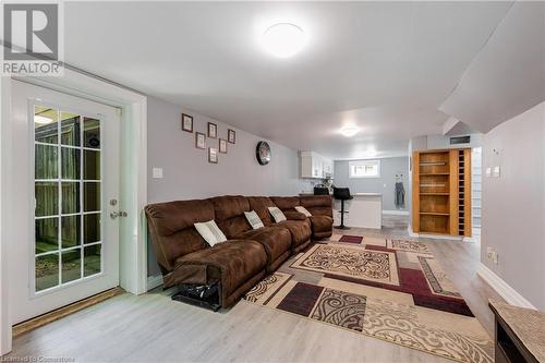 32 Base Line Road E, London, ON - Indoor Photo Showing Living Room