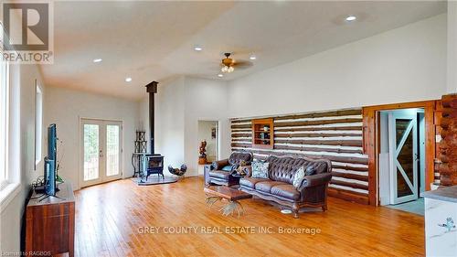 305771 South Line A Road, Grey Highlands, ON - Indoor Photo Showing Living Room