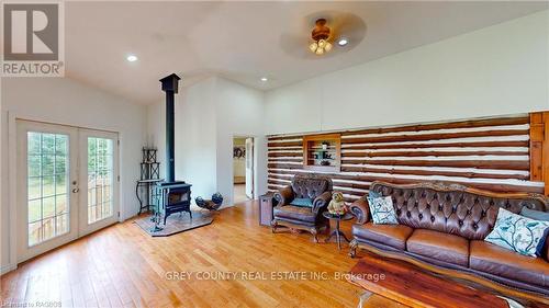 305771 South Line A Road, Grey Highlands, ON - Indoor Photo Showing Living Room