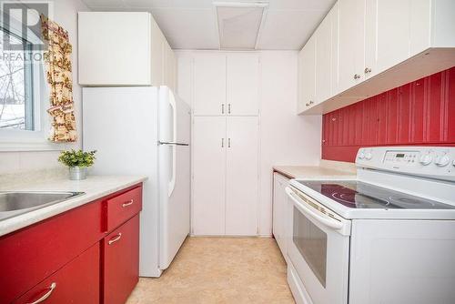 36 Thomson Crescent, Deep River, ON - Indoor Photo Showing Kitchen