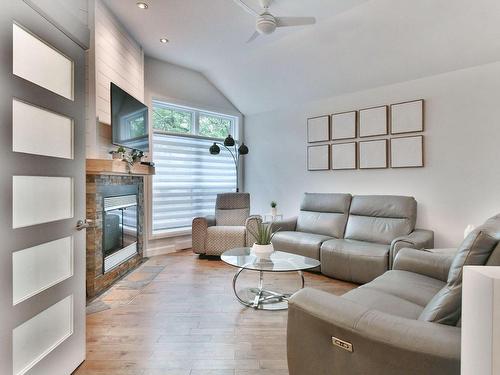 Salon - 31 111E Avenue O., Blainville, QC - Indoor Photo Showing Living Room With Fireplace