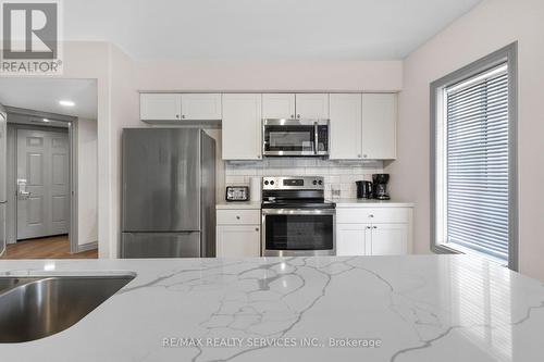 2069 - 90 Highland Drive, Oro-Medonte (Shanty Bay), ON - Indoor Photo Showing Kitchen