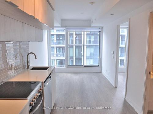 601-181 Dundas St E, Toronto, ON - Indoor Photo Showing Kitchen