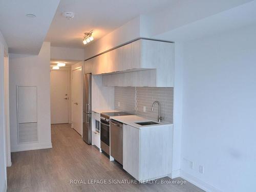 601-181 Dundas St E, Toronto, ON - Indoor Photo Showing Kitchen