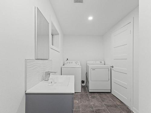 Salle de lavage - 149 Rue Bernard, Saint-Constant, QC - Indoor Photo Showing Laundry Room