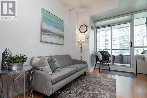 409 - 12 Yonge Street, Toronto (Waterfront Communities), ON - Indoor Photo Showing Living Room