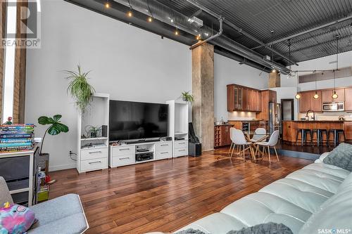 105 211 D Avenue N, Saskatoon, SK - Indoor Photo Showing Living Room