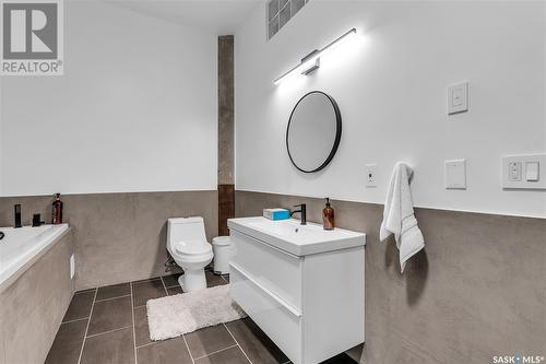 105 211 D Avenue N, Saskatoon, SK - Indoor Photo Showing Bathroom