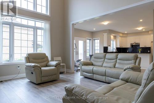 8 Venture Way, Thorold, ON - Indoor Photo Showing Living Room