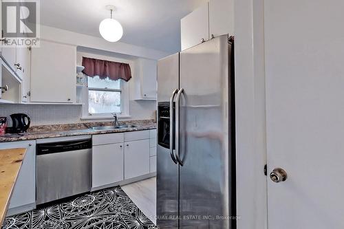 361 Paliser S Crescent, Richmond Hill (Harding), ON - Indoor Photo Showing Kitchen With Double Sink