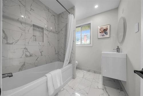 218 Memorial Drive, Brantford, ON - Indoor Photo Showing Bathroom