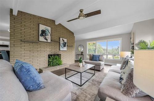 218 Memorial Drive, Brantford, ON - Indoor Photo Showing Living Room