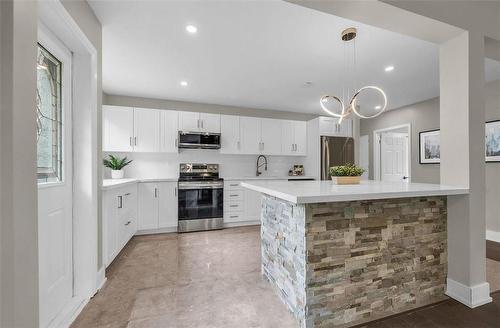 218 Memorial Drive, Brantford, ON - Indoor Photo Showing Kitchen With Upgraded Kitchen