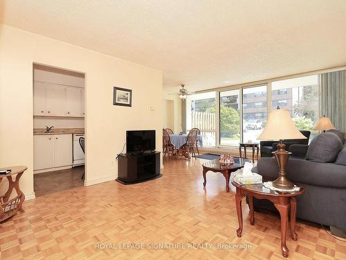 114-20 Sunrise Ave, Toronto, ON - Indoor Photo Showing Living Room