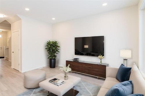 30 Saddle Creek Cove, Winnipeg, MB - Indoor Photo Showing Living Room