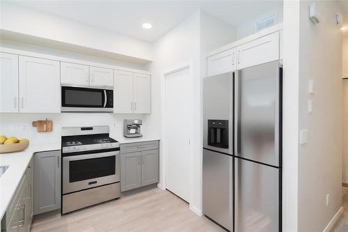 30 Saddle Creek Cove, Winnipeg, MB - Indoor Photo Showing Kitchen