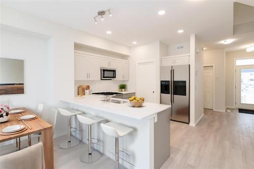 30 Saddle Creek Cove, Winnipeg, MB - Indoor Photo Showing Kitchen With Upgraded Kitchen