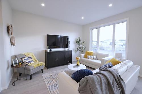 34 Saddle Creek Cove, Winnipeg, MB - Indoor Photo Showing Living Room